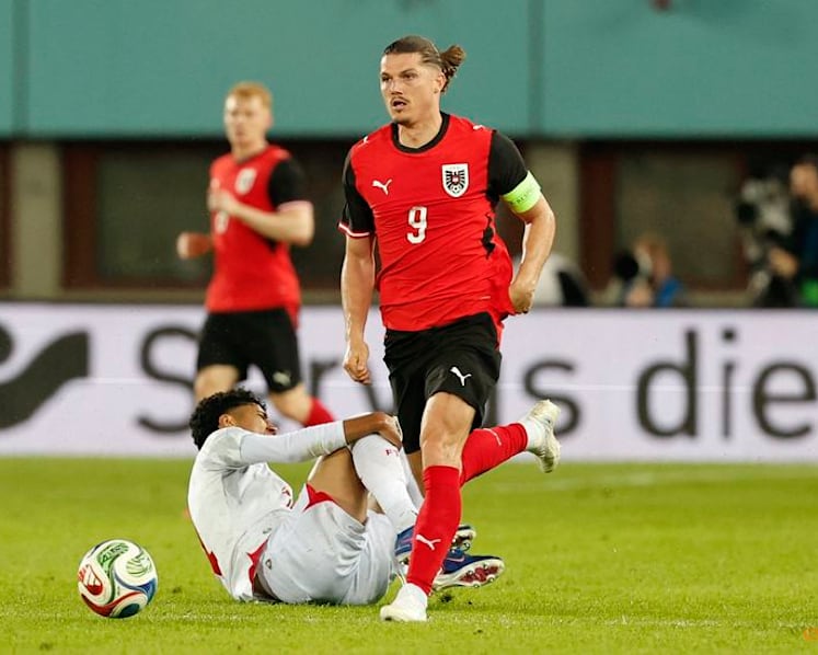 Austria fight back from early red card to beat Tunisia