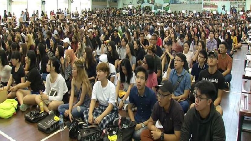 Kohort terakhir empat maktab rendah terima keputusan di sekolah masing-masing