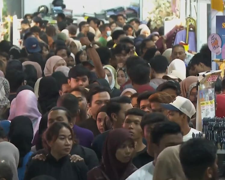 Fancy shopping at midnight? Malaysia’s Ramadan bazaars open round-the-clock amid growing demand