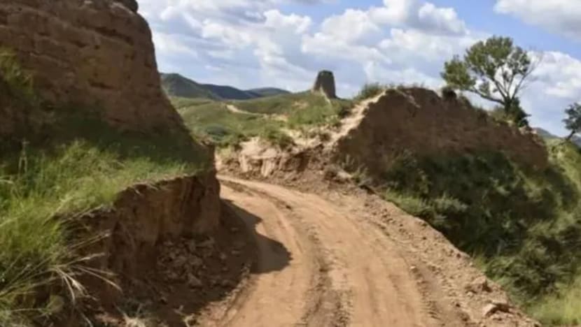 2 pekerja binaan pecahkan Tembok Besar China untuk jalan pintas
