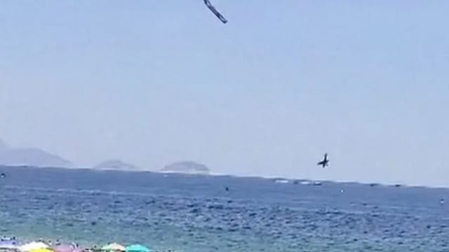 巴西里约广告公司飞机 “倒栽葱”式坠海机师亡