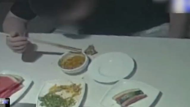 中国三男子故意吃虫子 向火锅店索赔偿
