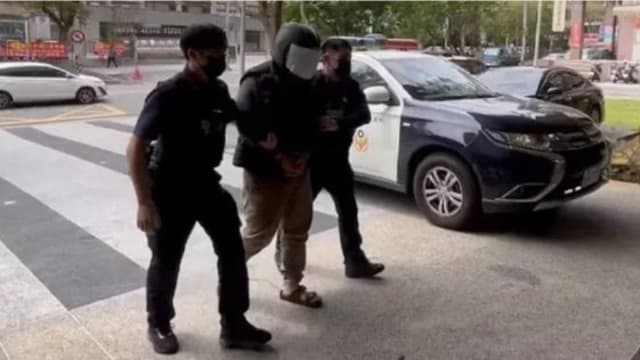 无力还债持假枪枪银行 台男与警对峙崩溃大哭喊自首
