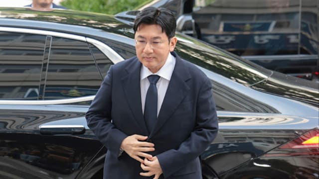 韩团BTS的幕后推手、HYBE娱乐创始人房时爀遭警方传唤！