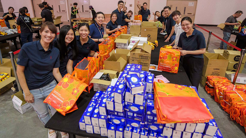 பண்டிகைக் காலத்தையொட்டி ஆதரவு தேவைப்படுவோருக்கு அன்பளிப்புப் பைகள்