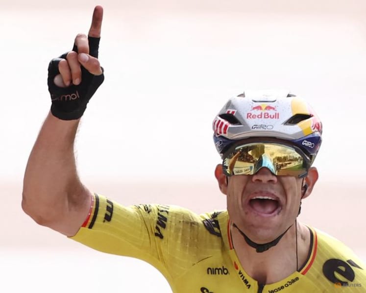 Van Aert wins Vuelta stage 13, Mas retains red