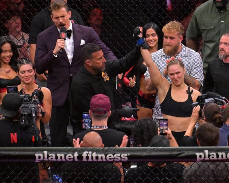 Rousey rolls back the clock to submit Carano in 17 seconds
