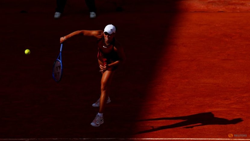 Keys battles past Kenin to reach French Open fourth round