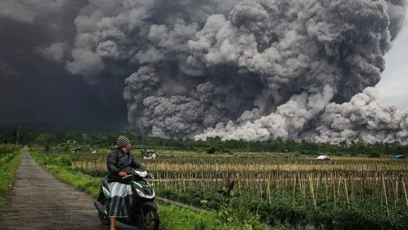 Gunung berapi Semeru, Indonesia meletus lagi