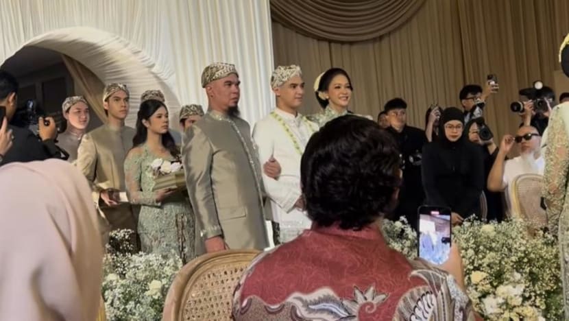 Momen haru Ahmad Dhani dan Maia Estianty kompak antar Al Ghazali saat akad nikah Momen haru Ahmad Dhani dan Maia Estianty kompak antar Al Ghazali saat akad nikah