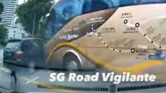 长途旅游巴士闯红灯撞上黑色轿车 汽车司机送院
