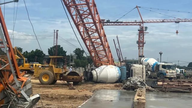泰国曼谷建筑工地起重机倒塌 造成二死七伤