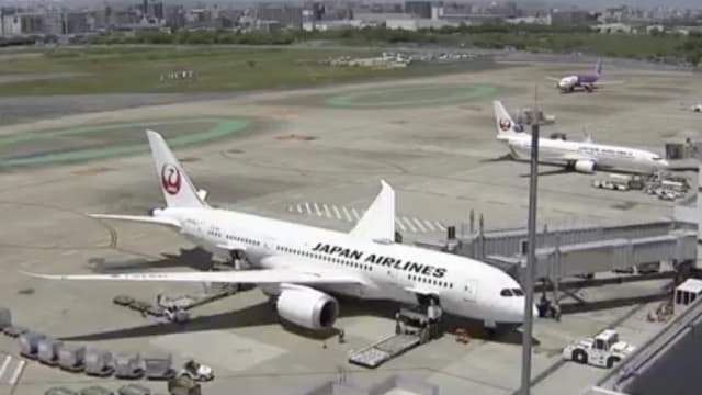 日航客机大幅超越滑行道停止线 导致另一辆客机紧急刹停