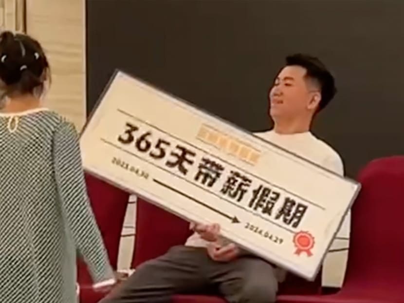 One lucky employee recently went viral on Chinese social media for bagging the lucky draw grand prize — 365 days of paid leave — at his company's annual dinner.