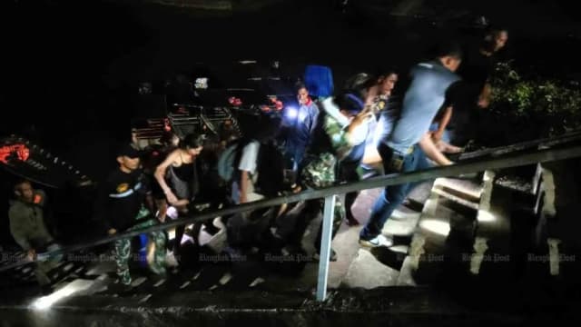 山洪导致泰国观光洞穴水位上升 一名导游被冲走