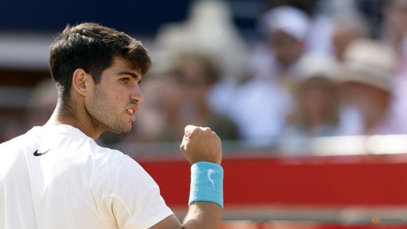 Alcaraz battles past lucky loser Walton to advance at Queen's Club