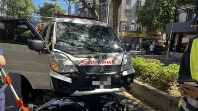 台男无驾照开救护车 撞死摩托车骑士