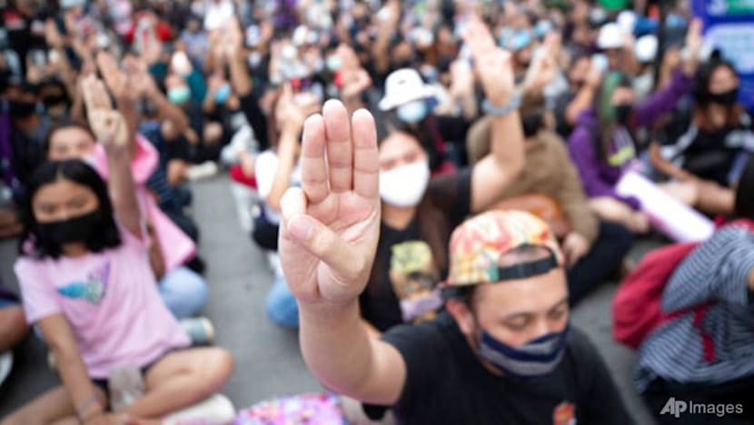 Rally outside Thai prison demands release of protesters