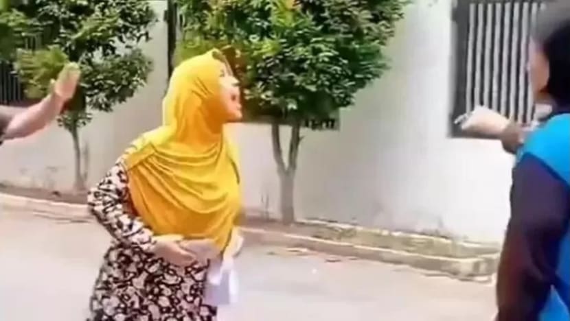 Viral intoleransi! ASN Masriwati di Bekasi mengamuk teriak larang tetangganya umat Kristen ibadah di rumah Viral intoleransi! ASN Masriwati di Bekasi mengamuk teriak larang tetangganya umat Kristen ibadah di rumah