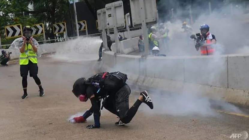 Bantahan di Hong Kong berterusan; polis lepaskan gas pemedih mata