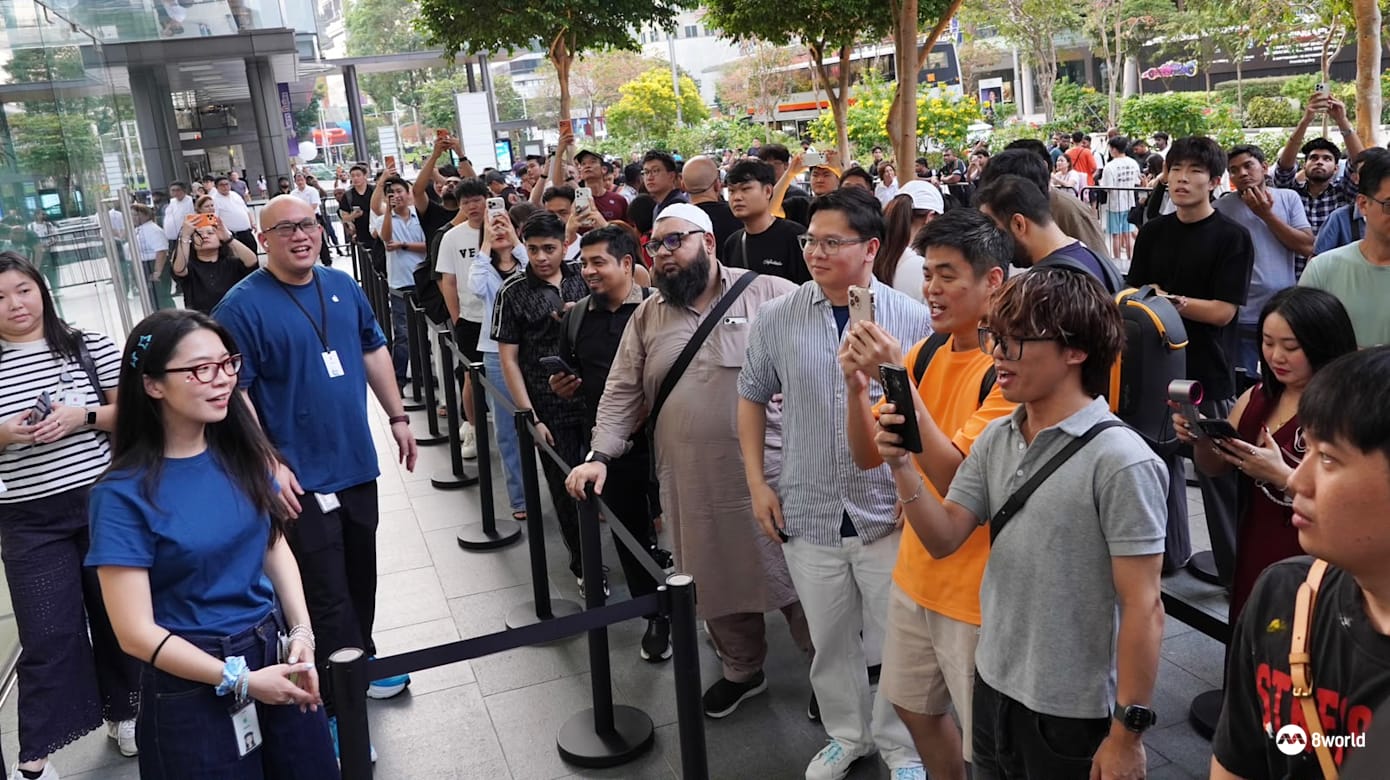 苹果iPhone 18系列产品今早（18日）开售。大批顾客耐心在店外等待苹果专卖店开门营业。（图：刘伟聪）
