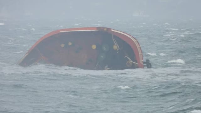 菲律宾油轮翻覆沉没造成漏油 一船员丧命