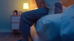 Kerap bangun malam untuk buang air kecil? Kurang minum air mungkin bukan penyelesaiannya