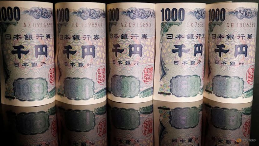 Yen strengthens after BOJ minutes, markets gauge intervention odds