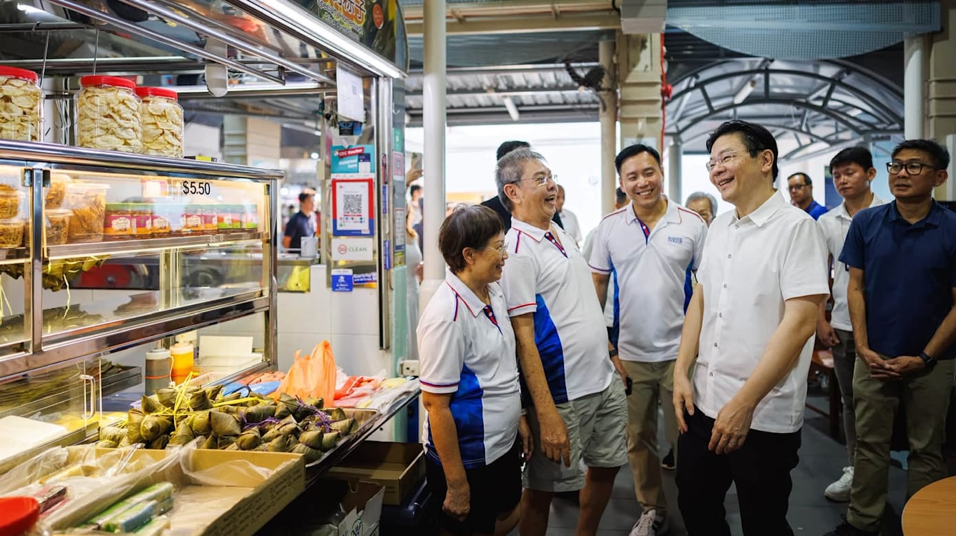 总理黄循财周六早上（3日）走访马林台巴刹与熟食中心。（图：数码发展及新闻部/Sean Koh）