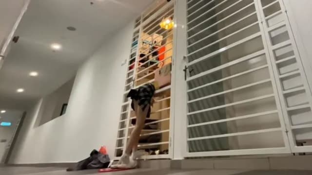 忘了带钥匙 马国“纸片女”直接钻铁门缝隙进屋