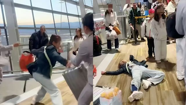 行李超重拒付托运费 乘客大闹机场躺地打滚