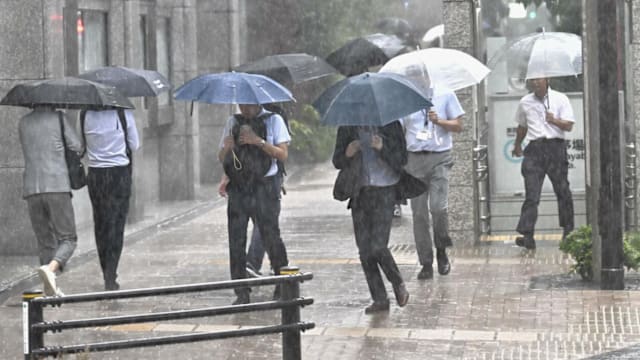 日本东京秋季锋面带来强降雨 羽田机场一度停运多趟航班受影响