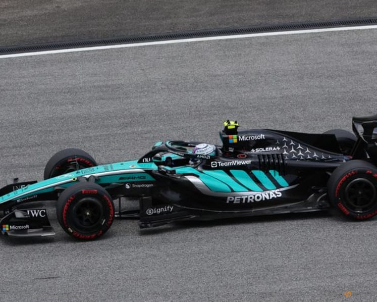 Antonelli finds his rhythm to top final Sepang practice