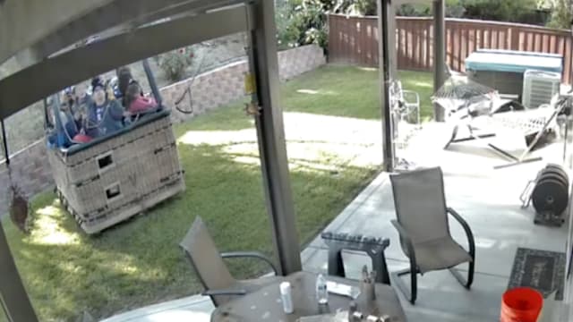 热气球误闯居民后院 13人从天而降惊呆屋主