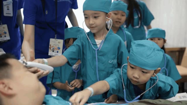 逾240名孩童化身“一日小医生” 激发兴趣也为自闭症组织筹款