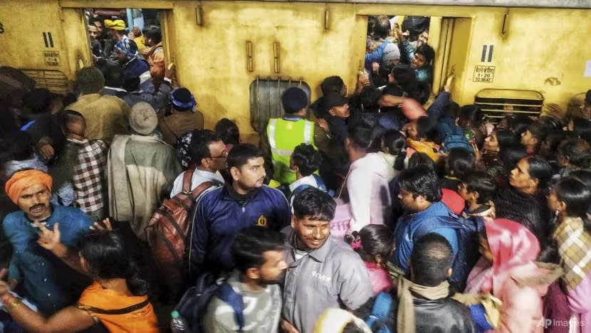 18 maut akibat rempuhan di stesen kereta api India