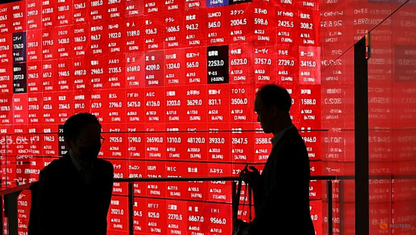 Wall Street closes slightly lower near the end of a banner year; gold rebounds