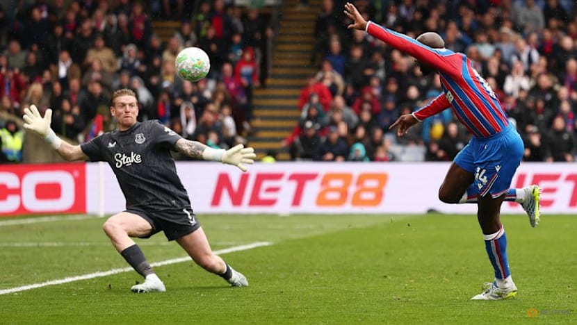 Arsenal survive huge scare to edge towards title