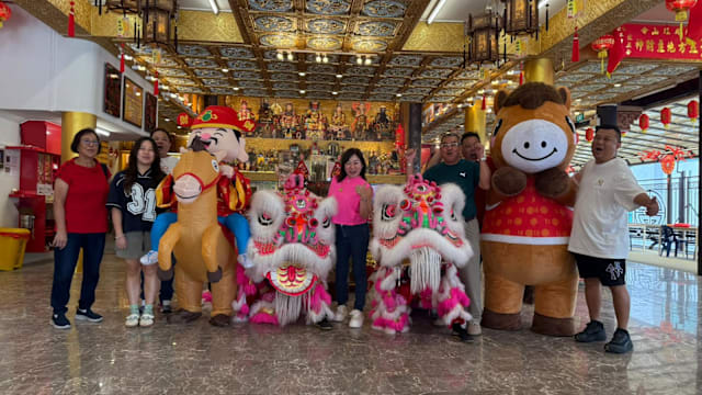 马年舞狮走入社区与庙宇 传统文化喜迎新春