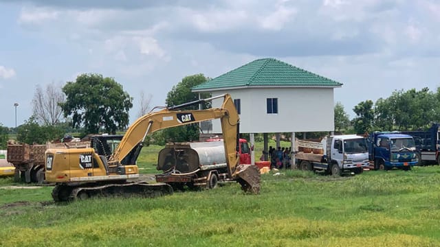 酒后争吵开动挖土机拆屋  柬工地酿一死一重伤