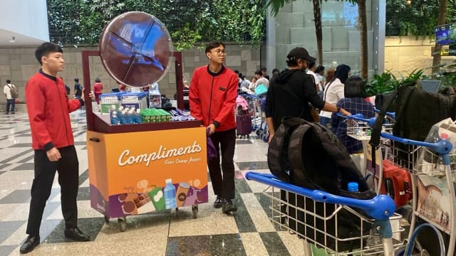 樟宜机场行李搬运因大雨延误 部分航空公司提供免费运送