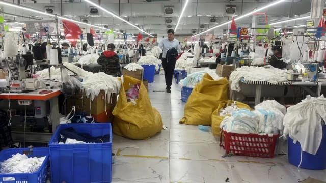 受关税政策影响 美国从中国进口服装写22年来新低