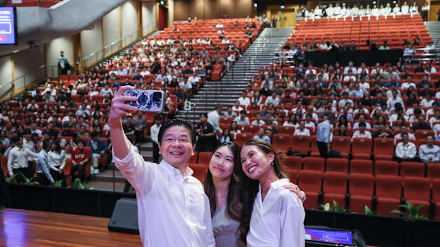 总理与南大学生深入交流 勉励青年拥抱挑战开创未来