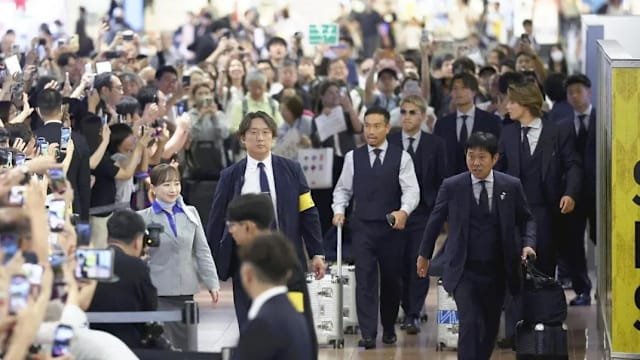 日本队返国 球迷热情迎接高喊“谢谢你们”