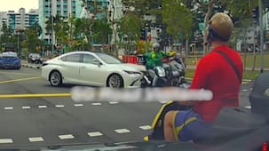 பிடோக்கில் விபத்து - மருத்துவமனைக்கு அனுப்பப்பட்ட விநியோக ஊழியர்