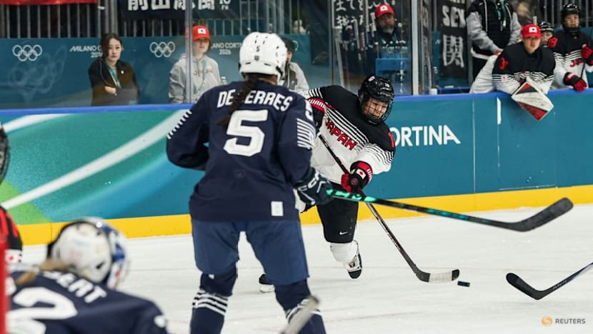 Ice hockey-Switzerland overcome Czechs in thrilling shootout, Japan score late to beat France