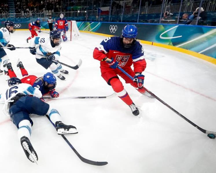 Ice hockey-Czechs get off the mark as Sweden sail into quarters