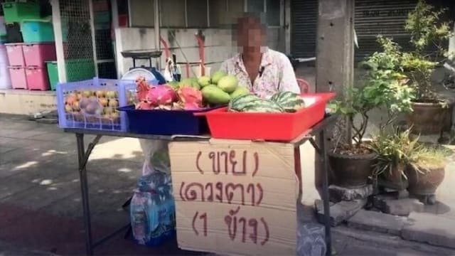 出售眼睛还债！债务缠身泰男子上街卖眼睛引热议