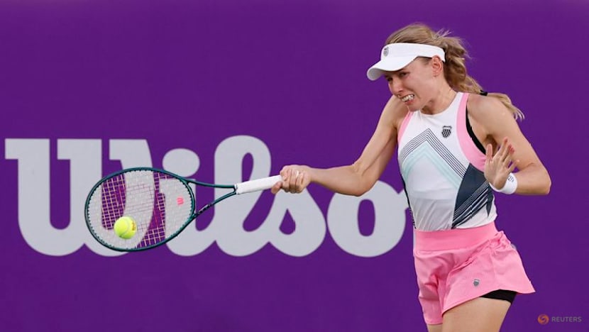 Swiatek battles back to win Korea Open title
