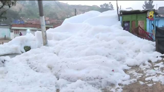 哥伦比亚街头大雨后突冒出大量泡沫 至少30间房屋被淹没